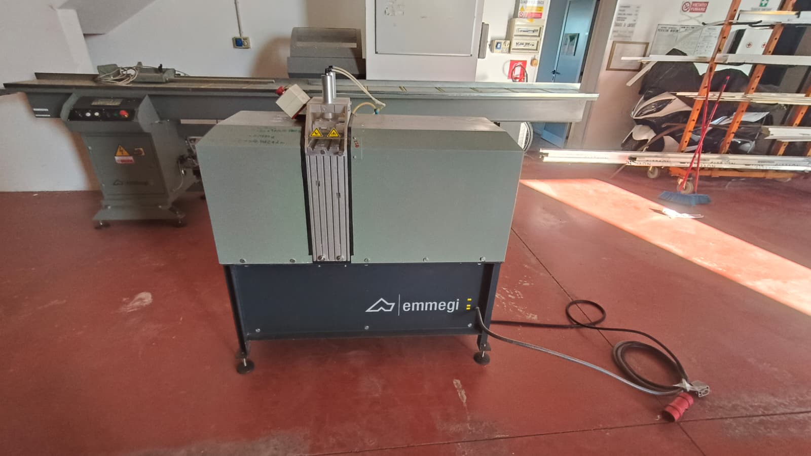 Troncatrice per fermavetri marca EMMEGI mod. MICROBO 4200 DX